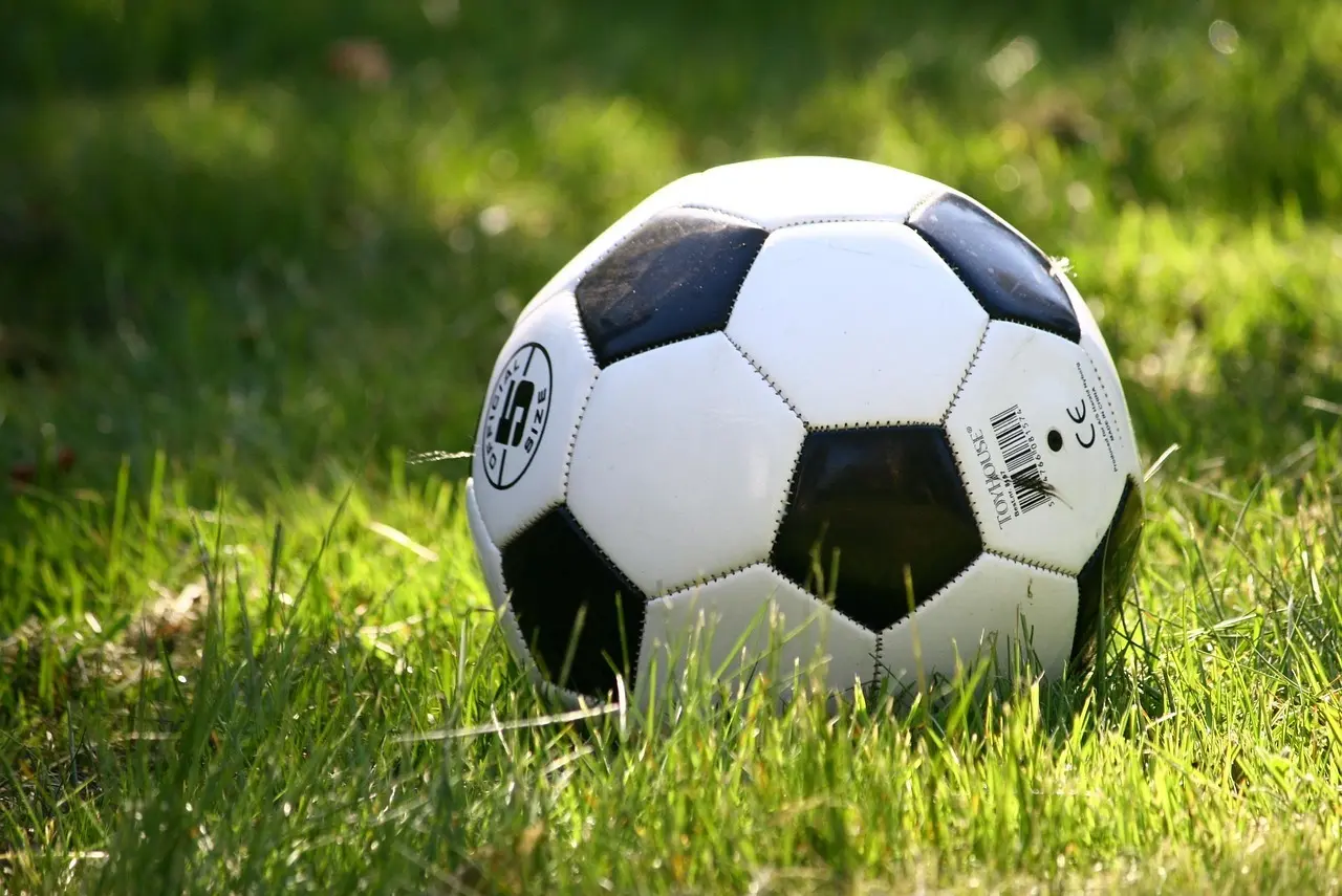 Sent afgjorte dueller, debutmål og disciplinære nedslag: Overblik over runde 2 i Challenger Pro League 25/26