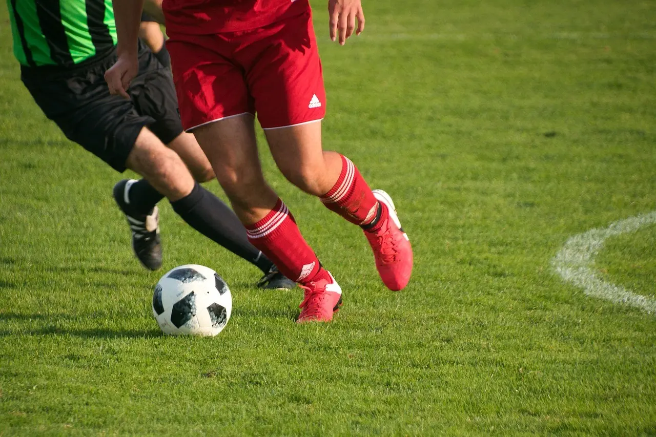 Runde 8 i Jupiler Pro League: tætte topopgør, sene afgørelser og solide bortesejre